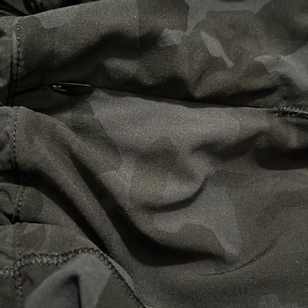Lululemon Hotty Hot Short II *2.5"
Incognito Camo Multi Grey / Black Size 4 Reg - Picture 5 of 8